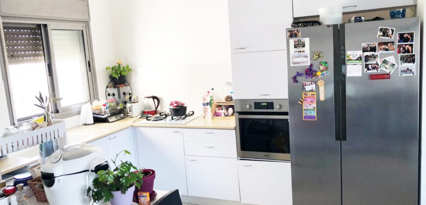 למכירה דירת גג 5 חדרים עם מרפסת שפונה לנוף ירוק וניצחי למכירה דירת גג 5 חדרים עם מרפסת שפונה לנוף ירוק וניצחי