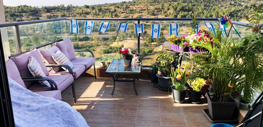 למכירה דירת גג 5 חדרים עם מרפסת שפונה לנוף ירוק וניצחי למכירה דירת גג 5 חדרים עם מרפסת שפונה לנוף ירוק וניצחי