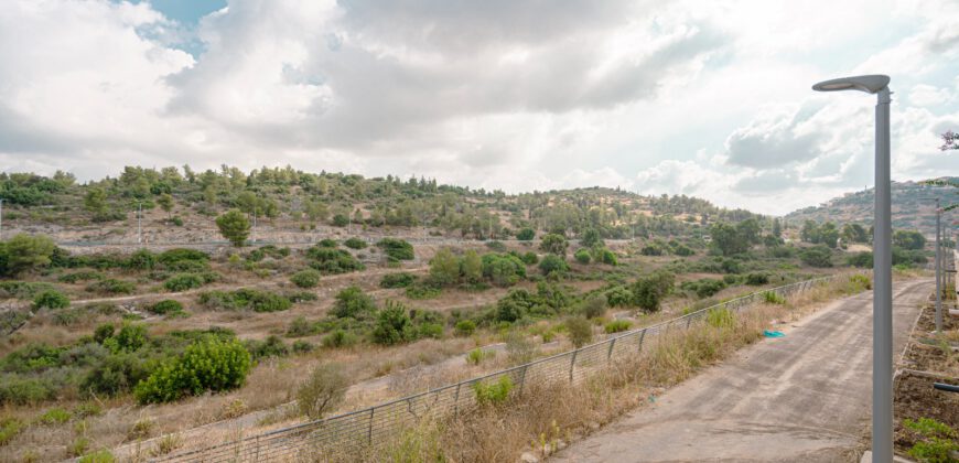 למכירה בחריש דירת גן 5 חד יפהייפיה!