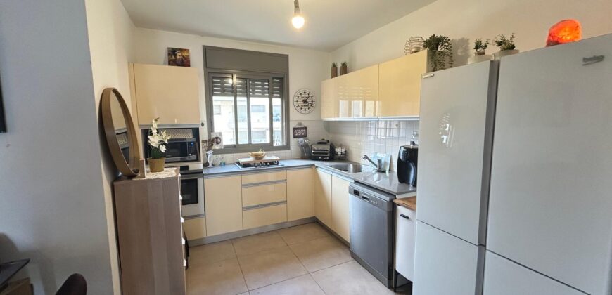 למכירה בחריש למכירה בחריש