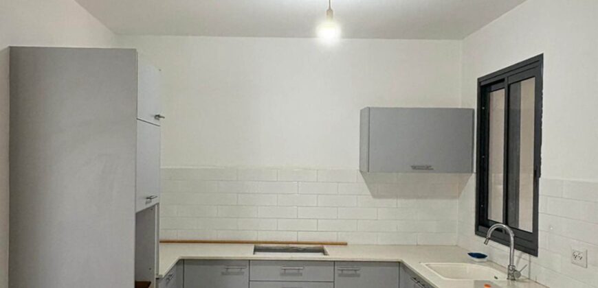 למכירה בשכונת הפרחים המבוקשת.